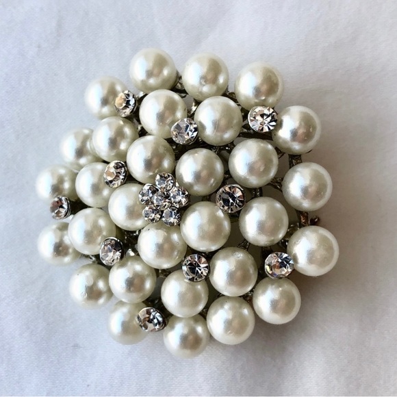 EUC vintage pearls and rhinestones brooch - Picture 3 of 5